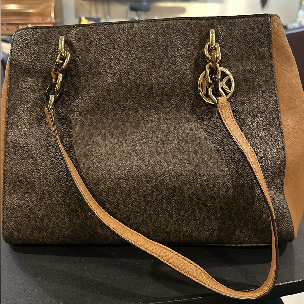 Michael Kors purse  In very good used condition